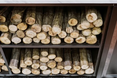 Gestapeltes Kaminholz in einem Regal